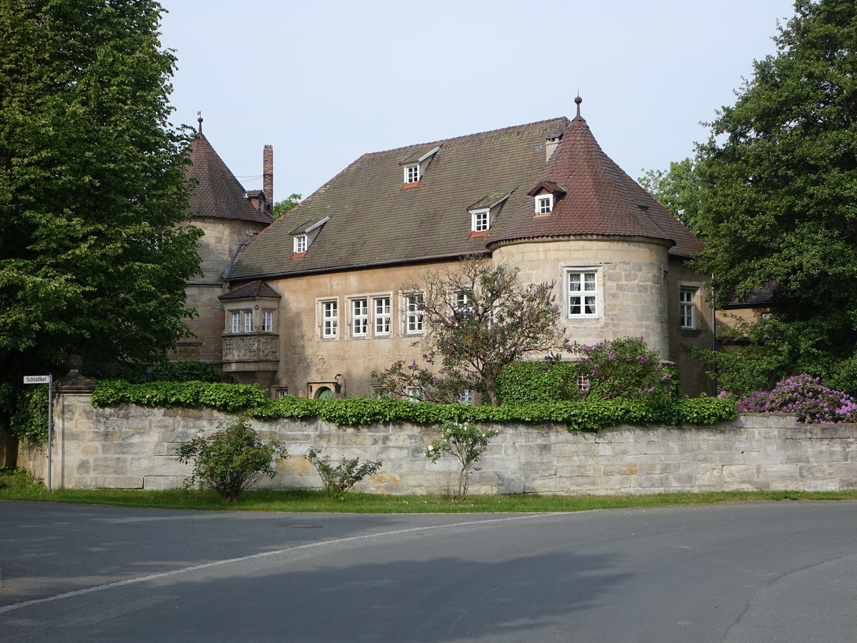 Schloss Unternschreez, quadratische Anlage aus mehreren Einzeltrakten mit runden Ecktrmen im Osten, erbaut ab 1541 (20.05.2018)