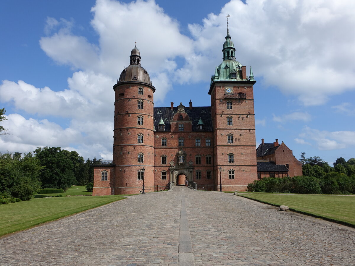 Schloss Vallo, Renaissanceschloss, erbaut um 1586 von Mette Rosenkrantz, Knigin Sophie Magdalene wandelte es in ein Damenstift um, nach Brand 1893 Wiederaufbau (19.07.2021)