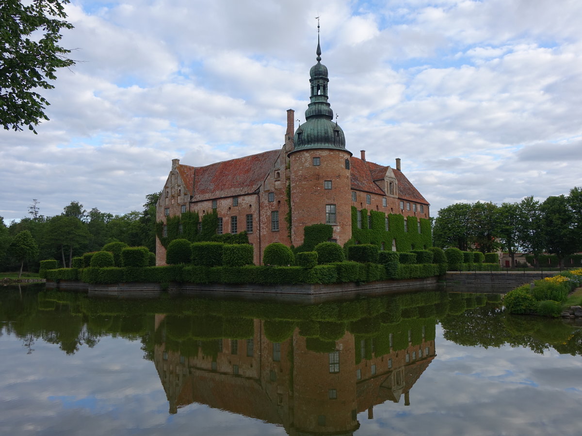 Schloss Vittskvle, erbaut um 1550 im Renaissancestil fr Jens Brahe, zweistckige Flgelbauten umschlieen einen quadratischen Hof. Ein Wehrgang, 2 Rundtrme und Wassergrben sorgten fr Sicherheit (12.06.2016)