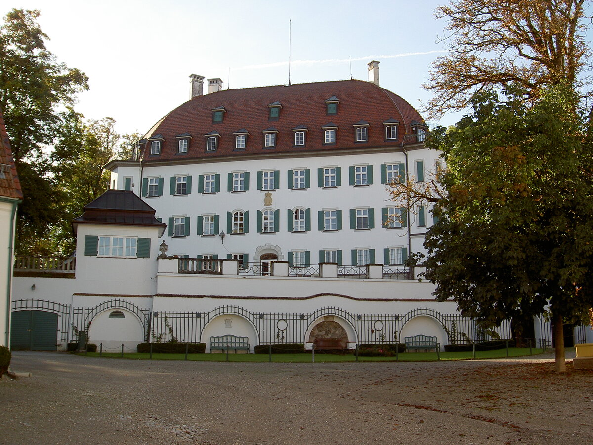 Schloss Waal am Frst-von-der-Leyen-Platz, Walmdachbau mit Ecktrmen, erbaut im 16. Jahrhundert (03.10.2012)
