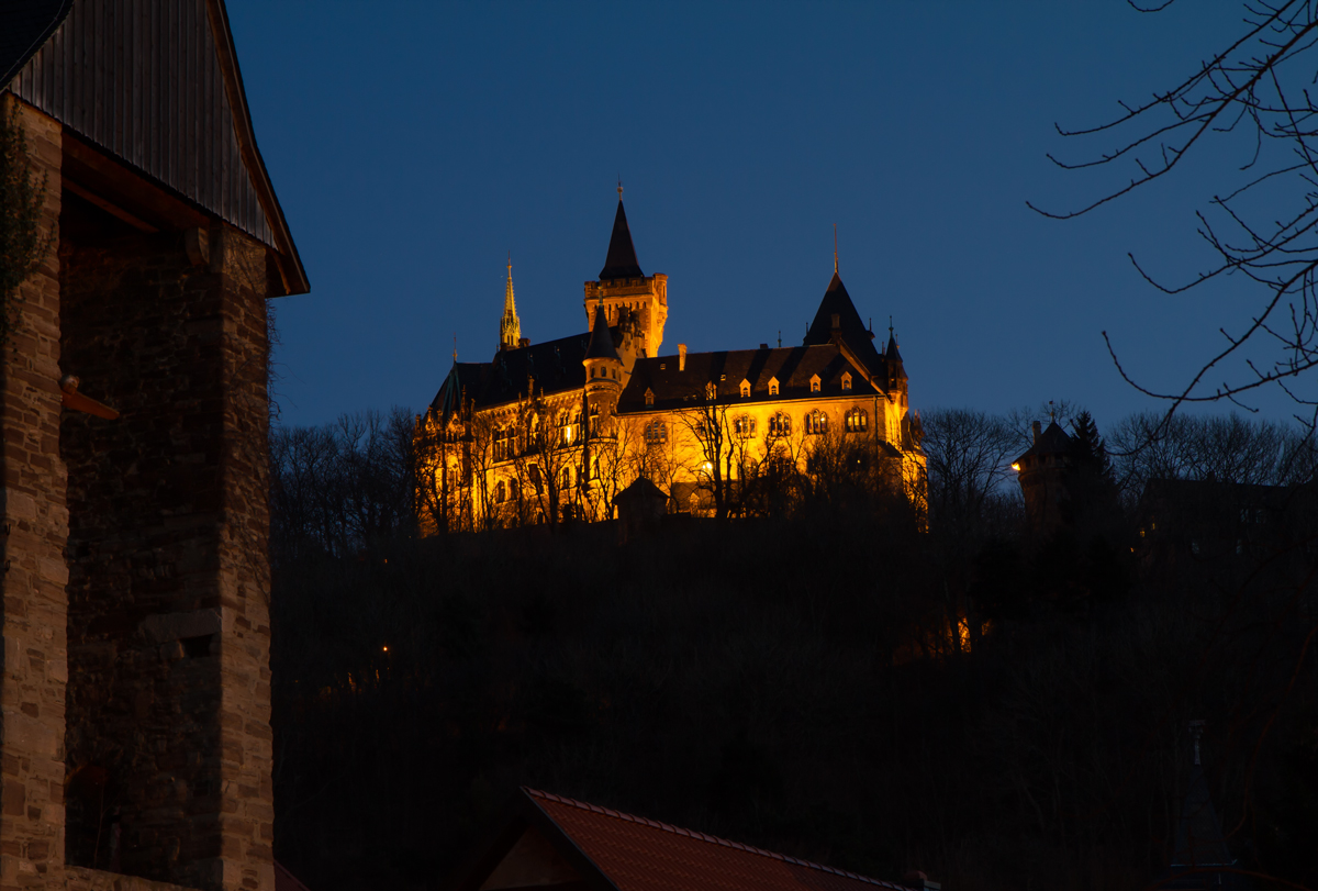 Schloss Wernigerode erstrahlt in abendlicher Beleuchtung. - 08.01.2015