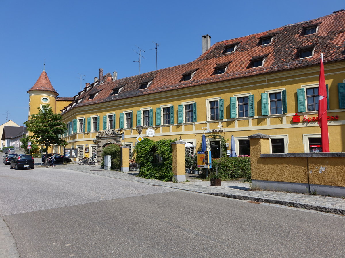 Schloss Wiesent, langgestreckter Bau mit zwei Ecktrmen, erbaut bis 1695 von den Herren von Wiesent (02.06.2017)