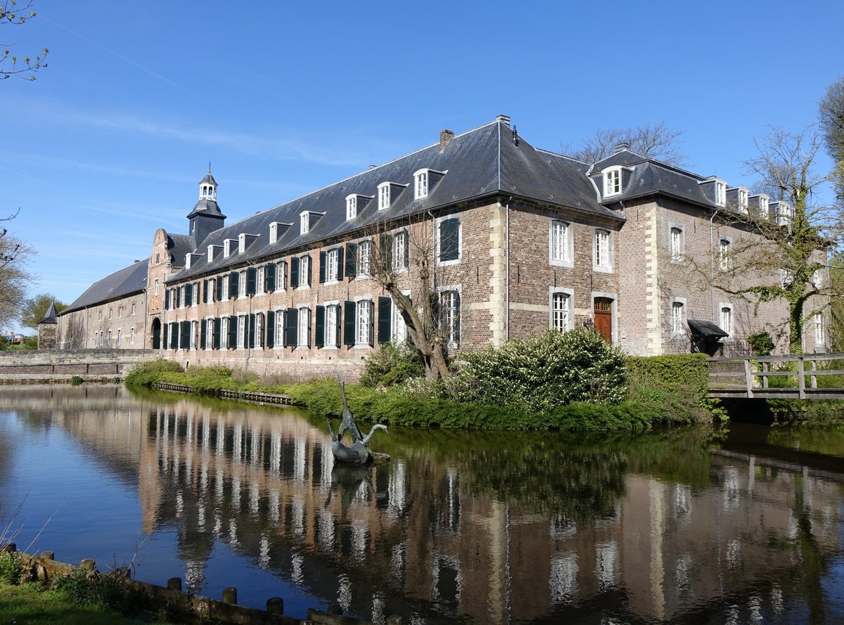 Schloss Wijnandsrade, drei Flgeln um einen Innenhof, erbaut von 1554 bis 1563 (05.05.2016)