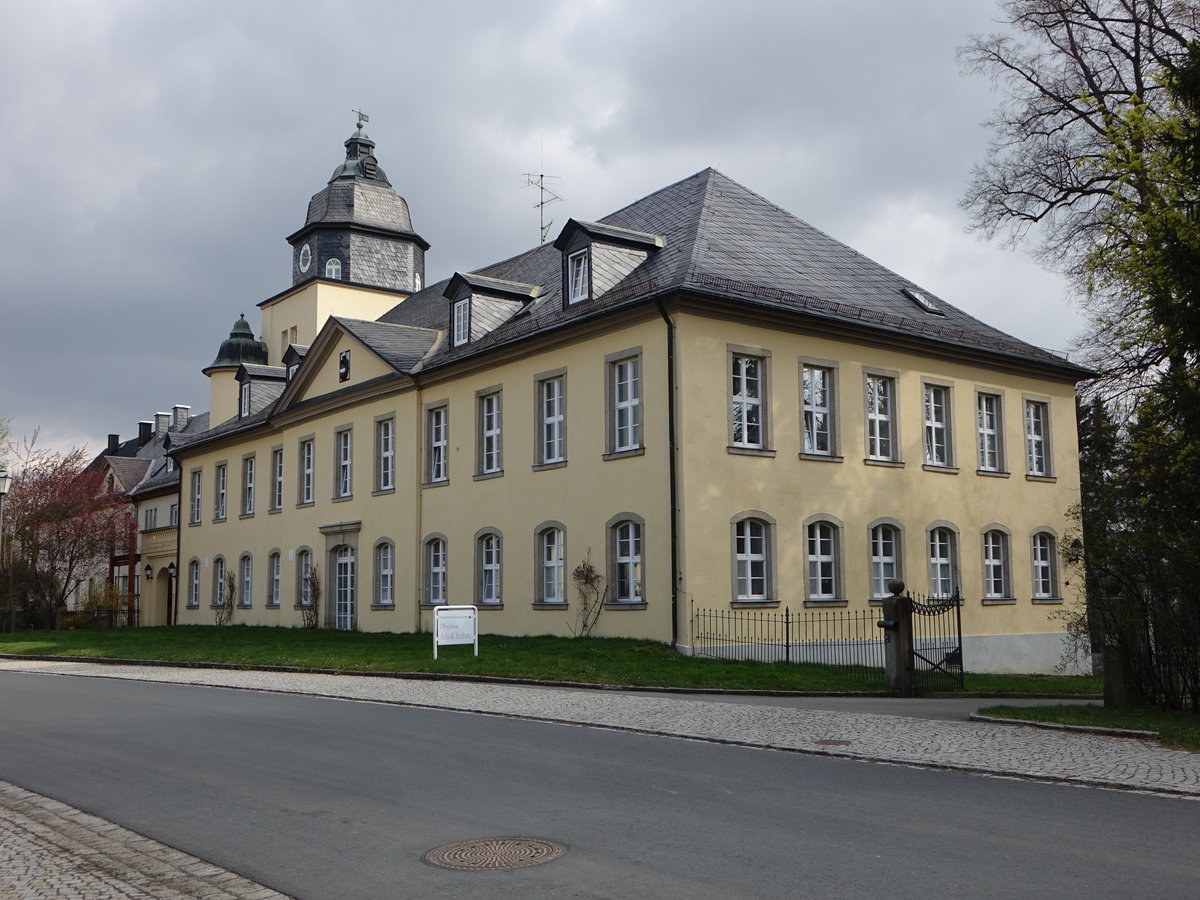 Schloss Zedtwitz, Zweigeschossiger Walmdachbau mit bergiebeltem Mittelrisalit, erbaut 1720 (14.04.2017)