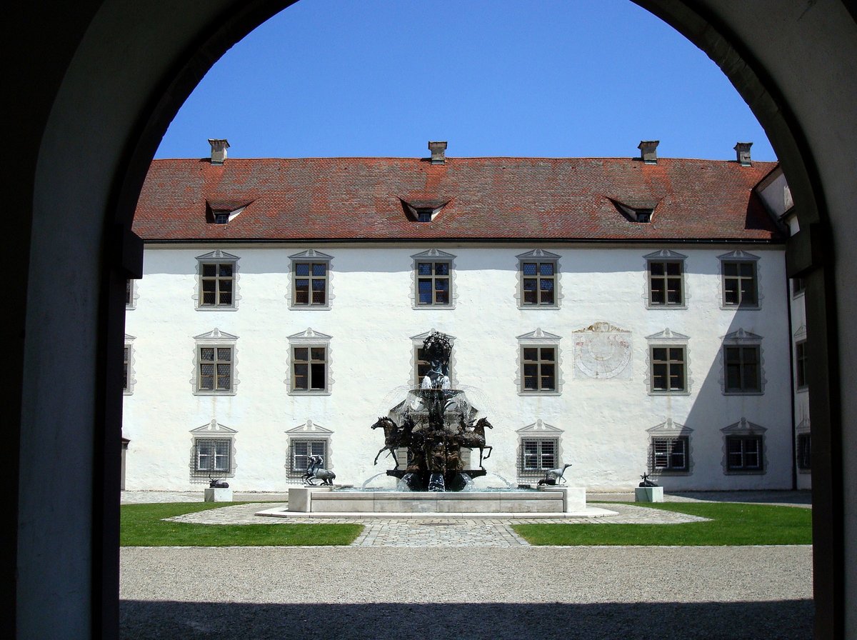 Schlo Zeil, Blick in den Innenhof mit dem Brunnen von Maximilian Rue, geschaffen 1982-89, Mai 2008