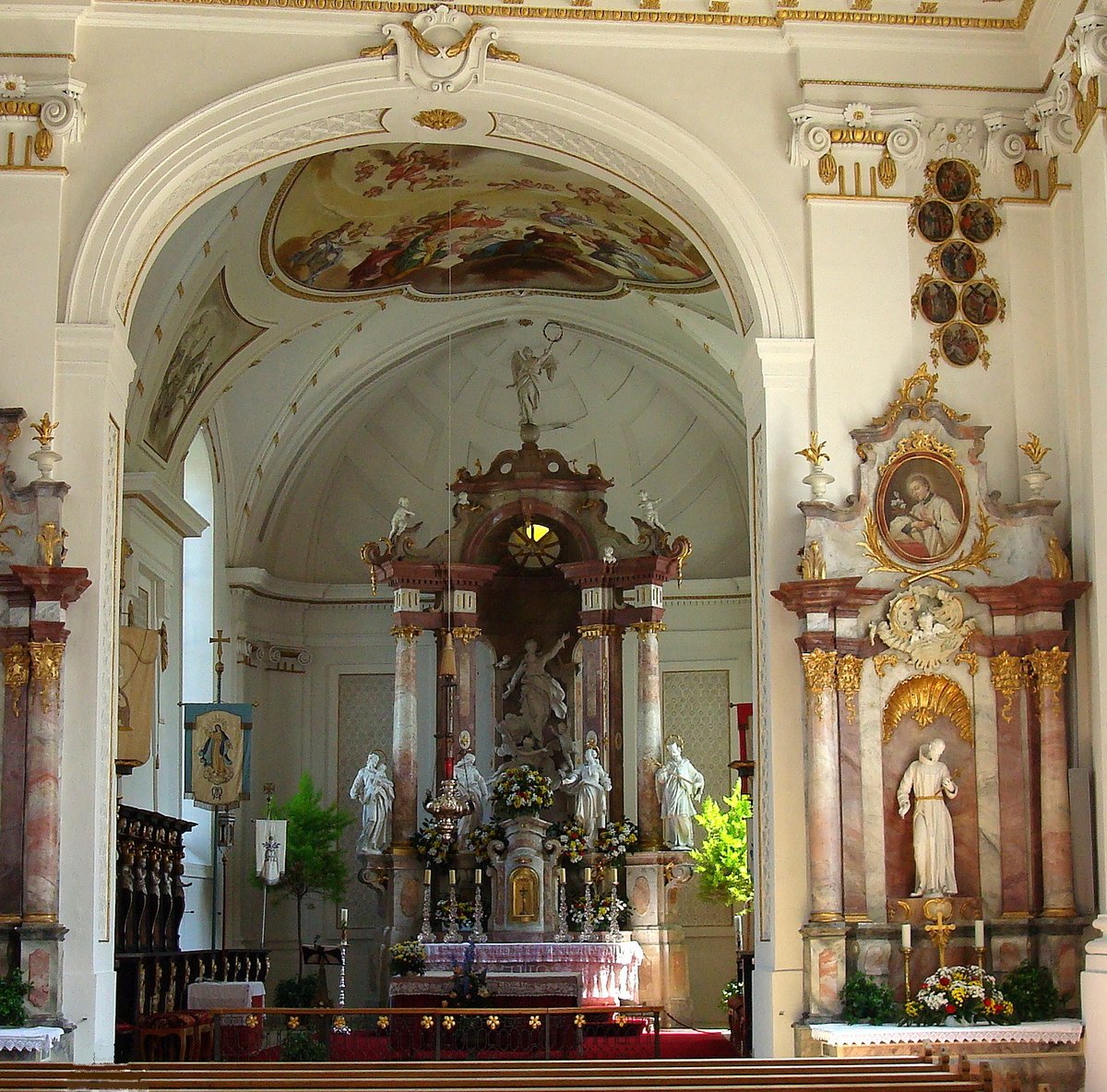 Schloß Zeil, die Pfarrkirche St.Maria, Blick zum Barockaltar, Mai 2008