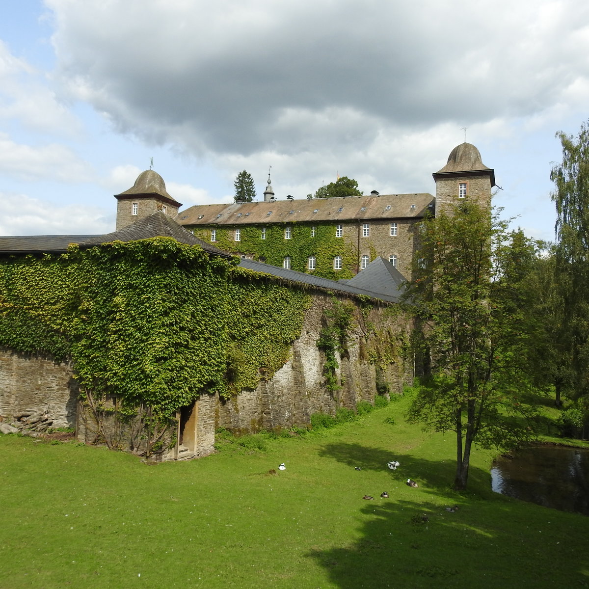 SCHLOSS/BURG SCHNELLENBERG  BER ATTENDORN
1222 als Schutzburg des Klner Erzbischofs gegrndet,ragt Burg Schnellenberg mit mchtigen Mauern hoch
ber den Sauerland-Hgeln bei ATTENDORN und zhlt zu den grten erhaltenen Burganlagen
Westfalens- am 21.8.2017...