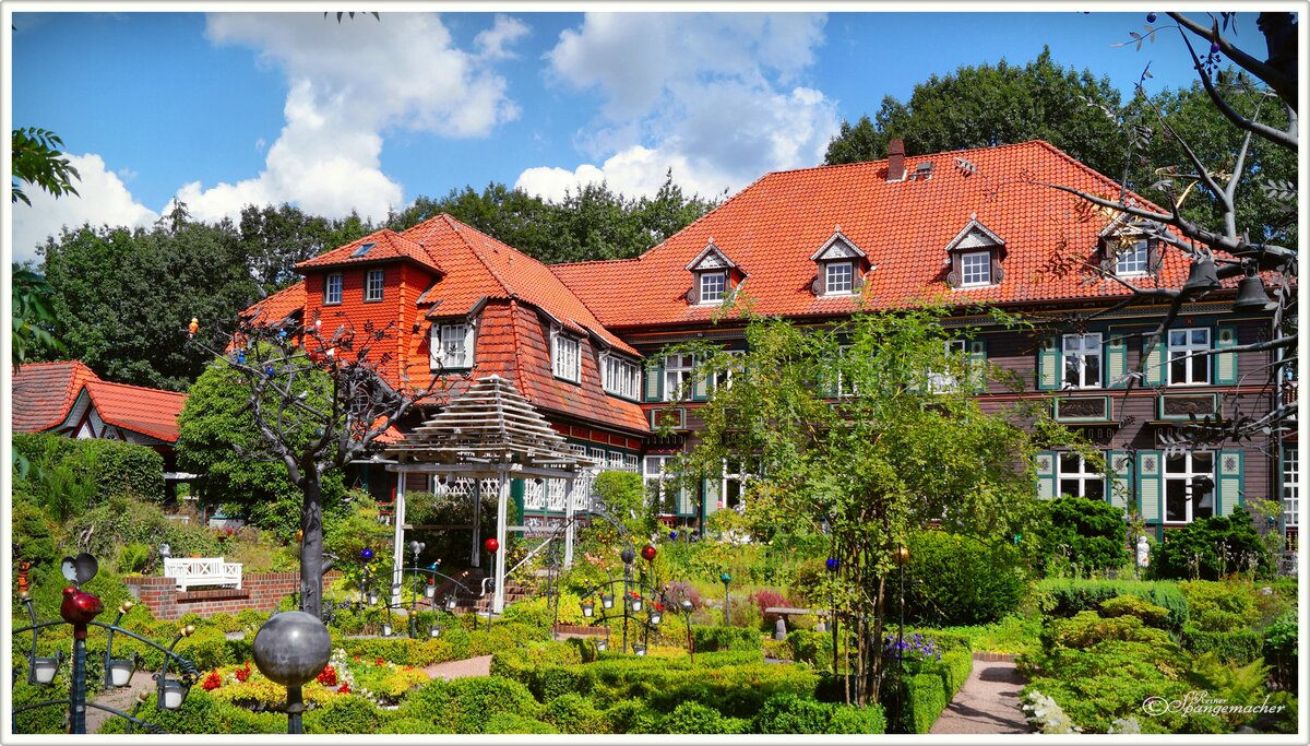 Schlosspark Iserhatsche (Eisenherzchen). Bispingen Lneburger Heide. Schloss, Museum? Es ist unerklrbar, man muss es gesehen haben. Ein Projekt zwischen Genie und Wahnsinn. Ein Spiegelsaal wie im Schoss Sanssouci in Potsdam. Unglaublich viele Zimmer, eine prunkvolle knigliche Grotte, dort finden standesamtliche Trauungen statt, daneben ein See mit einem Feuerspuckenden Vulkan. Ja selbst eine riesige Arche Noah ist auf dem Gelnde zu bewundern. Mitte August 2019. 