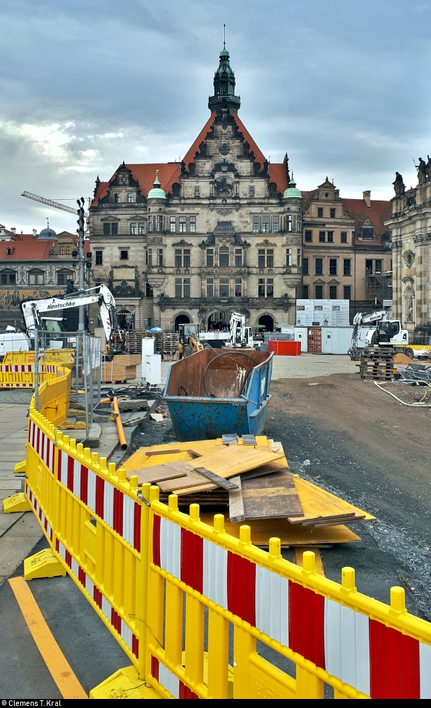 Schlossplatz oder Bauplatz?
Die Sicht auf den Dresdner Geogenbau (Georgentor) ist zum Aufnahmezeitpunkt durch Bauarbeiten an der Augustusbrcke eingeschrnkt. Ich habe versucht, diese Situation bewusst ins Bild einzuarbeiten.
(Smartphone-Aufnahme)
[8.12.2019 | 12:53 Uhr]