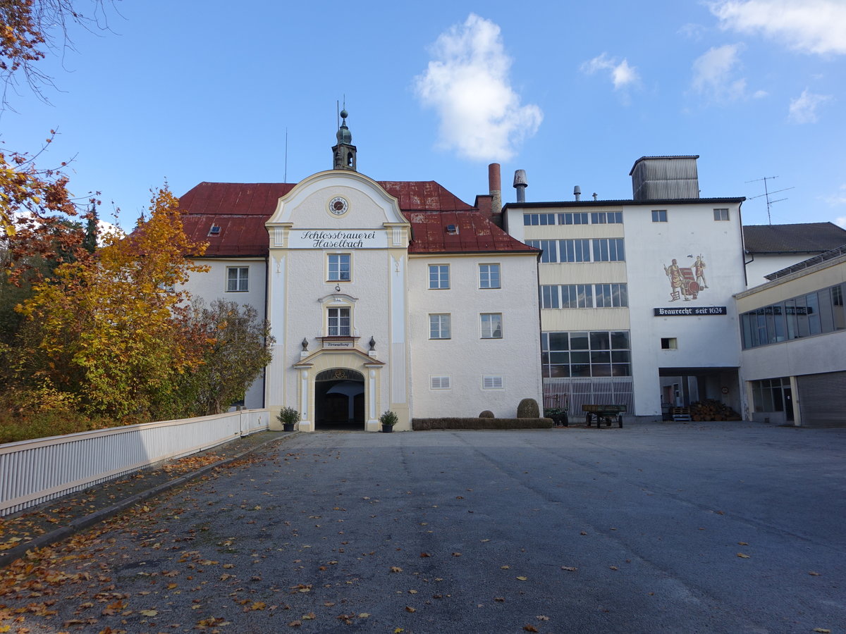 Schlossportal und Schlossbrauerei Haselbach, erbaut 1818 (21.10.2018)