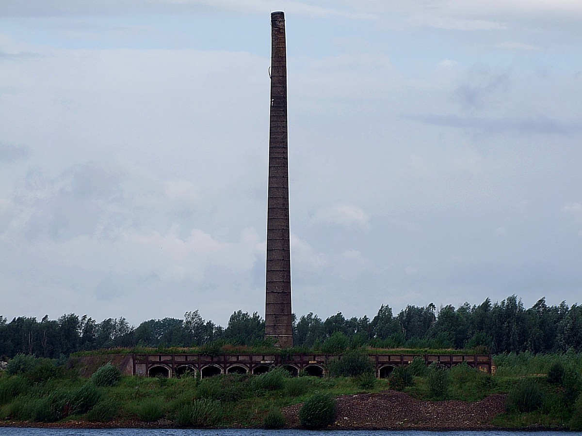 Schlot einer alten Ziegelei, bei VUREN in Niederlande; 110829