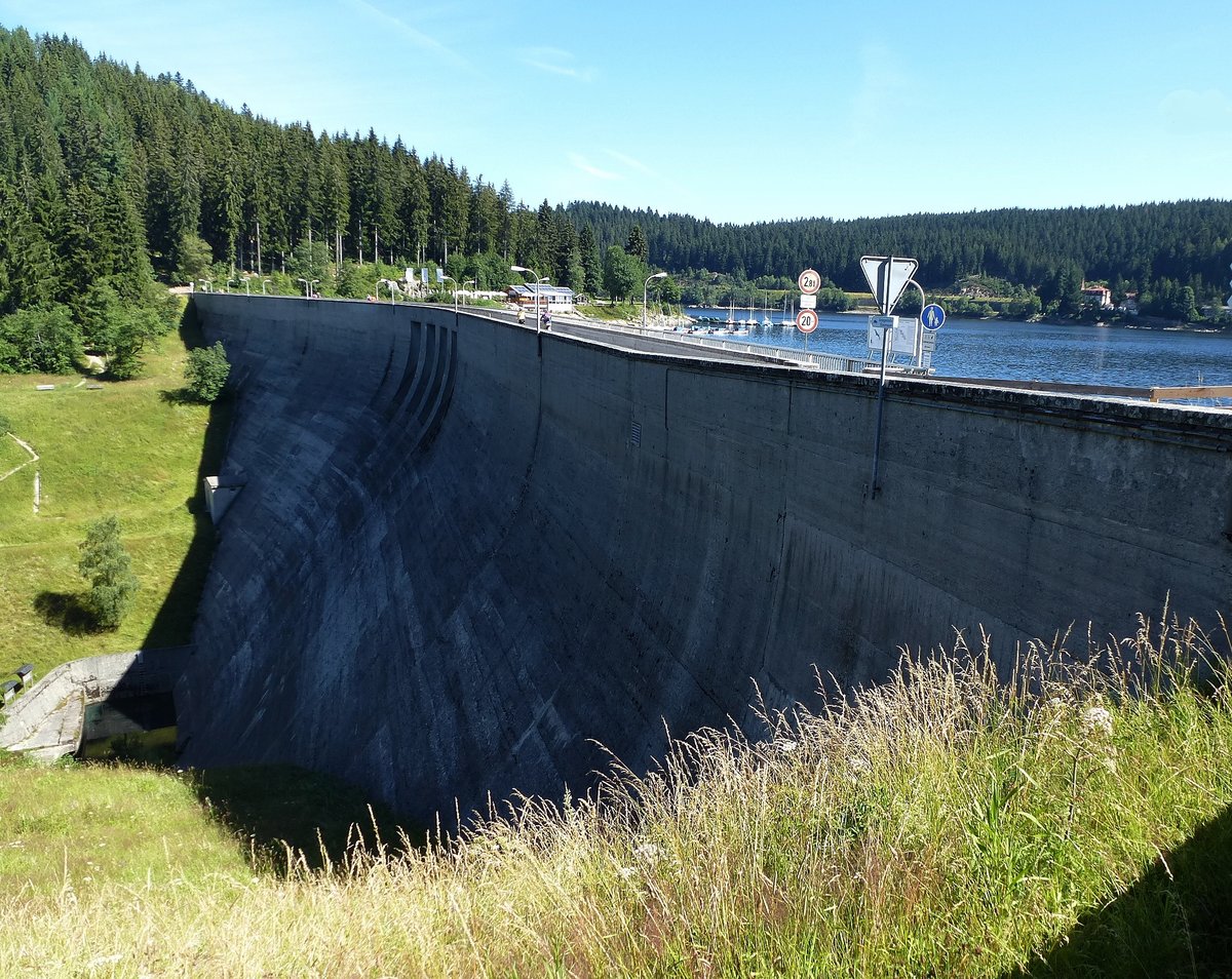 Schluchsee, die 1929-32 erbaute Staumauer, 64m hoch und 250m lang, staut das Wasser zum größten See im Schwarzwald, Juli 2014