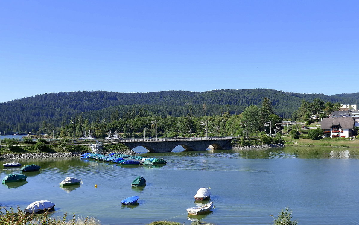 Schluchsee, auf dieser kombinierten Eisenbahn-und Fugngerbrcke berquert die 3-Seen-Bahn einen kleinen Teil des Schluchsees bei der gleichnamigen Gemeinde, Aug.2020