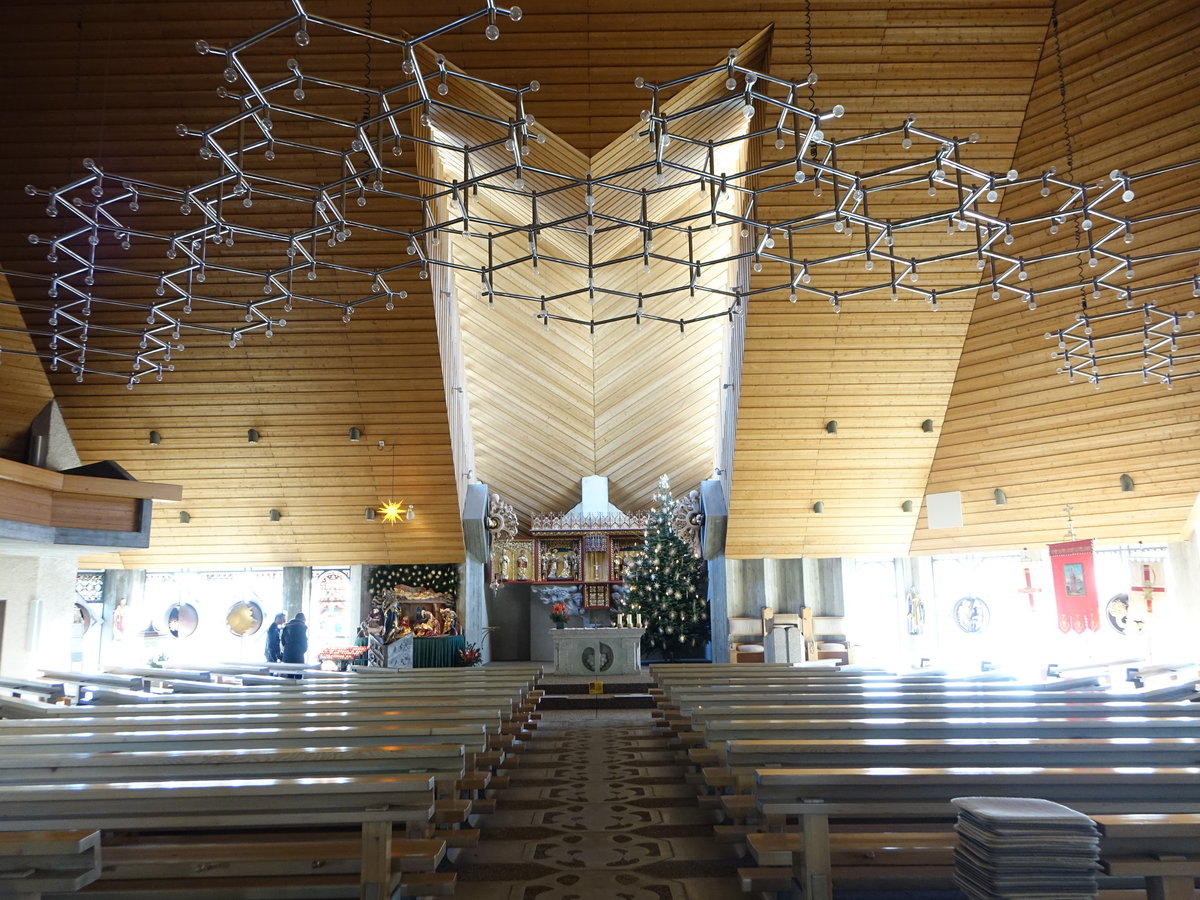 Schluchsee, Innenraum der kath. Pfarrkirche St. Nikolaus, Ausstattung von Helmut Lutz (25.12.2018)