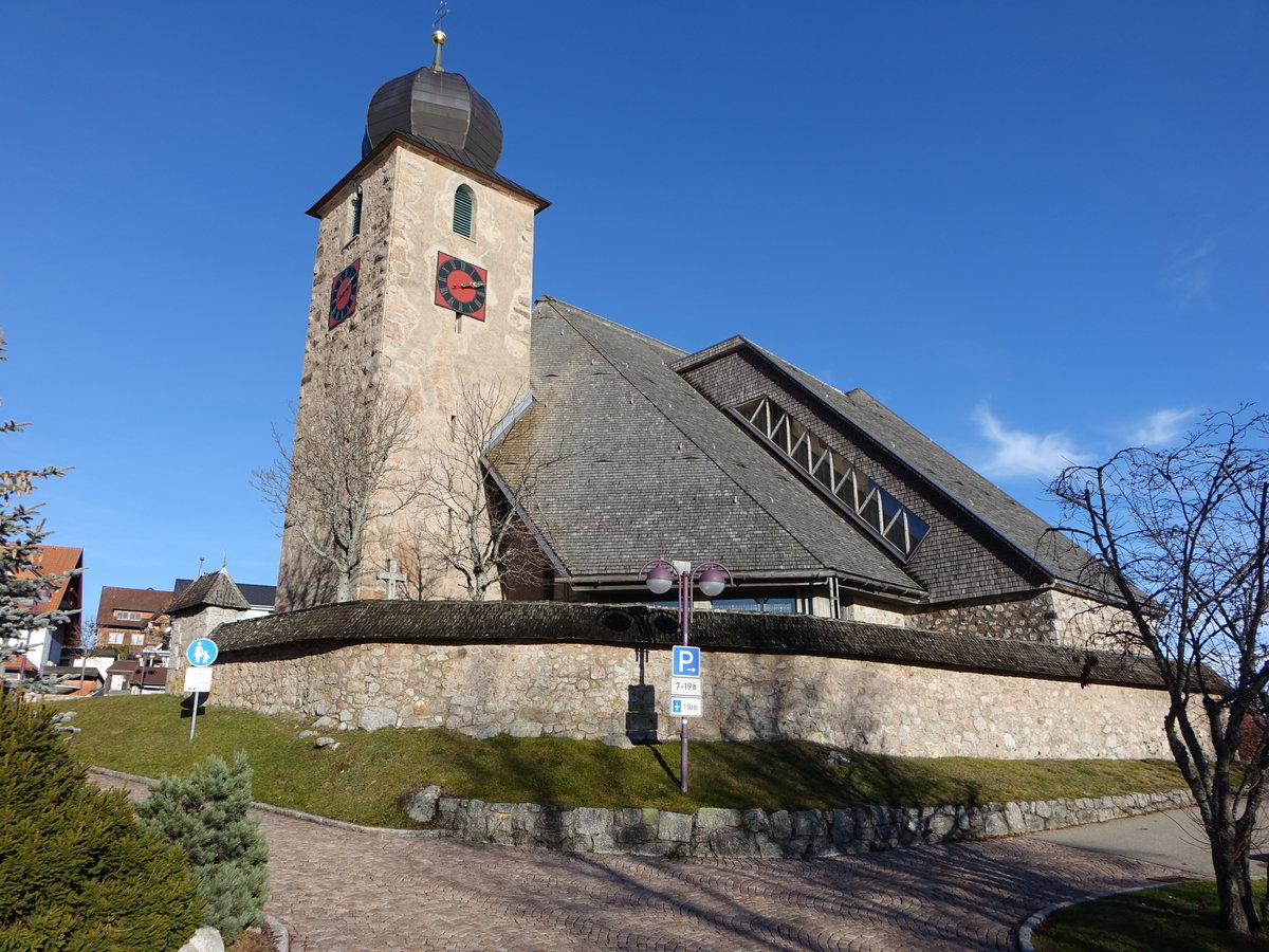 Schluchsee, kath. Pfarrkirche St. Nikolaus, Kirchturm erbaut 1275, Kirchenschiff erbaut von 1979 bis 1980 (25.12.2018)