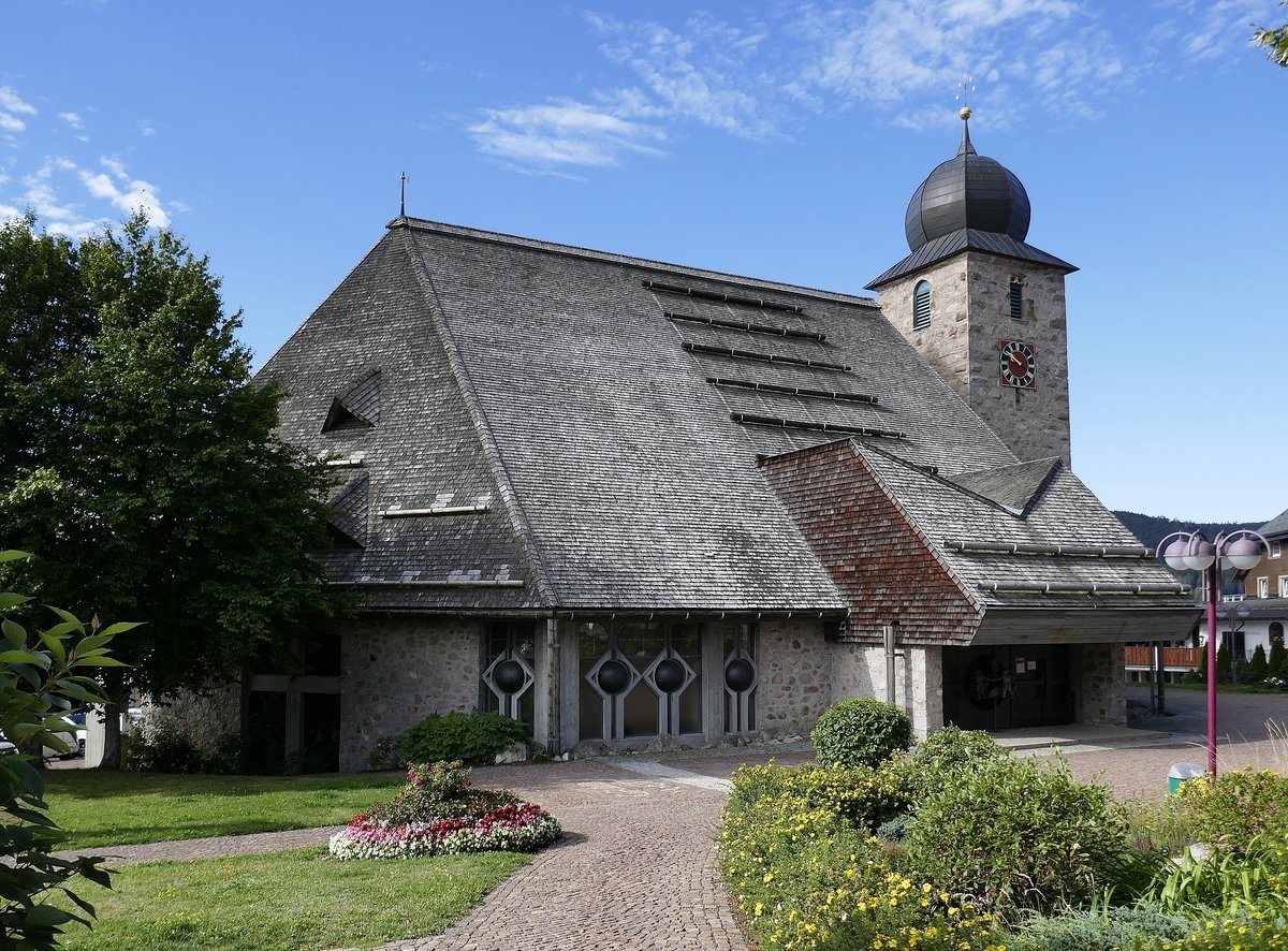 Schluchsee, die katholische Pfarrkirche St.Nikolaus, erbaut von 1979-80, der Turm stammt von 1275, Aug.2020