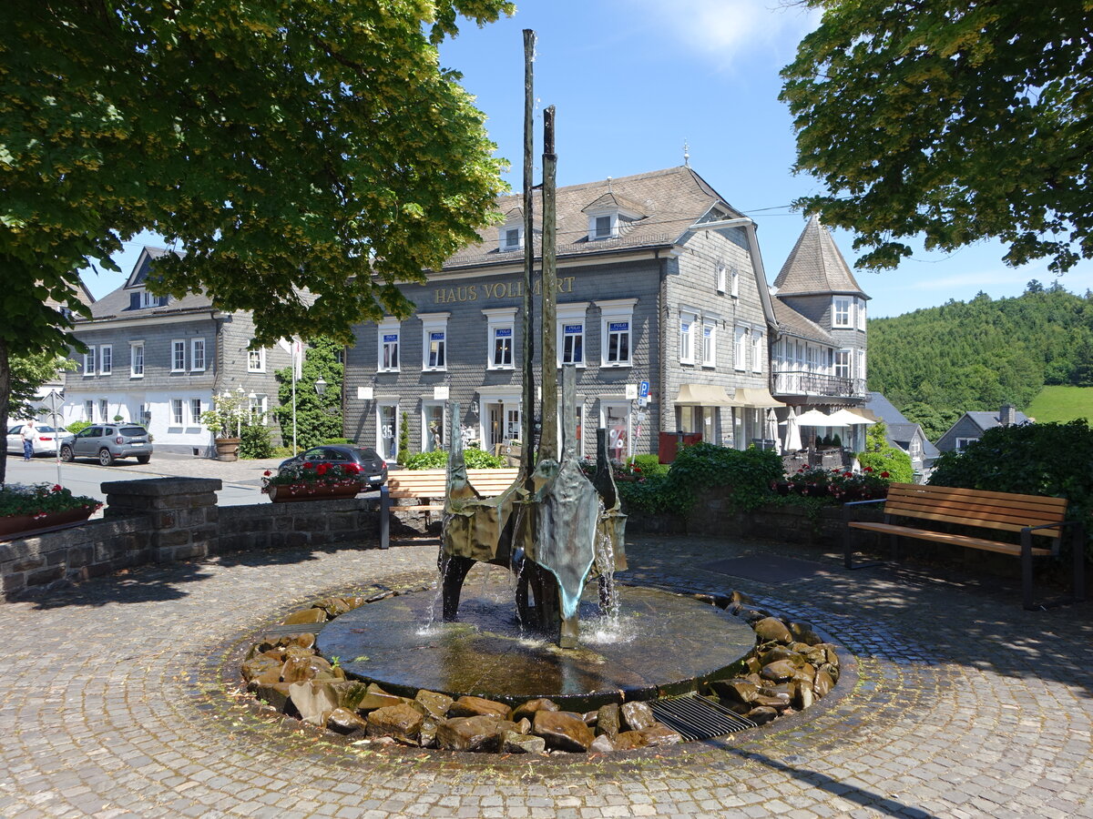 Schmallenberg, Brunnen und Huser am alten Kirchplatz (20.06.2025)