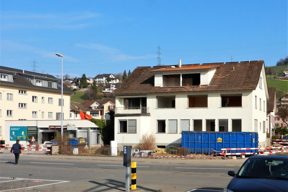 Schmerikon, das Haus an der Bahnhofstrasse 5 musste Platz machen fr das moderne Gebade  Obersee Perle  - 17.03.2012