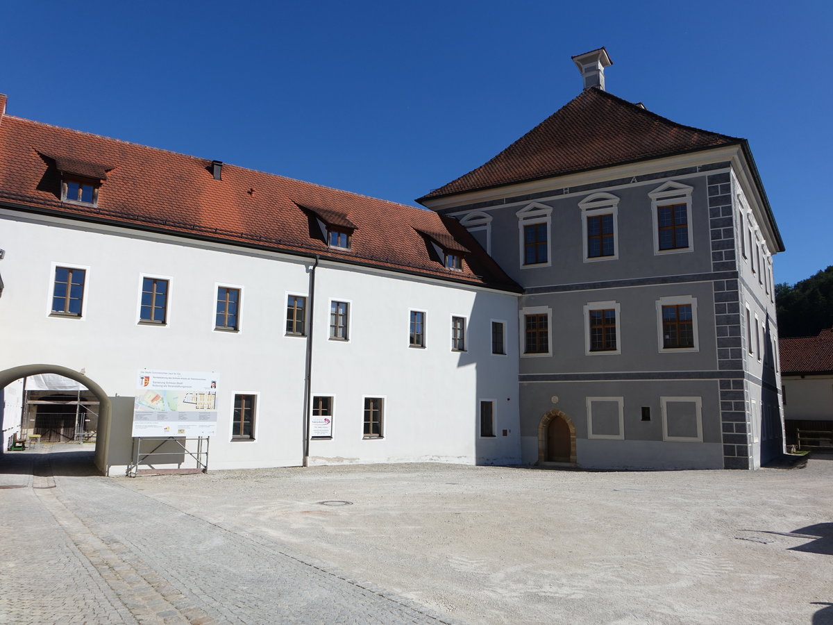 Schmidmhlen, ehem. Hammerschloss, dreigeschossiger Massivbau mit Walmdach, erbaut von 1700 bis 1705 (11.06.2017)