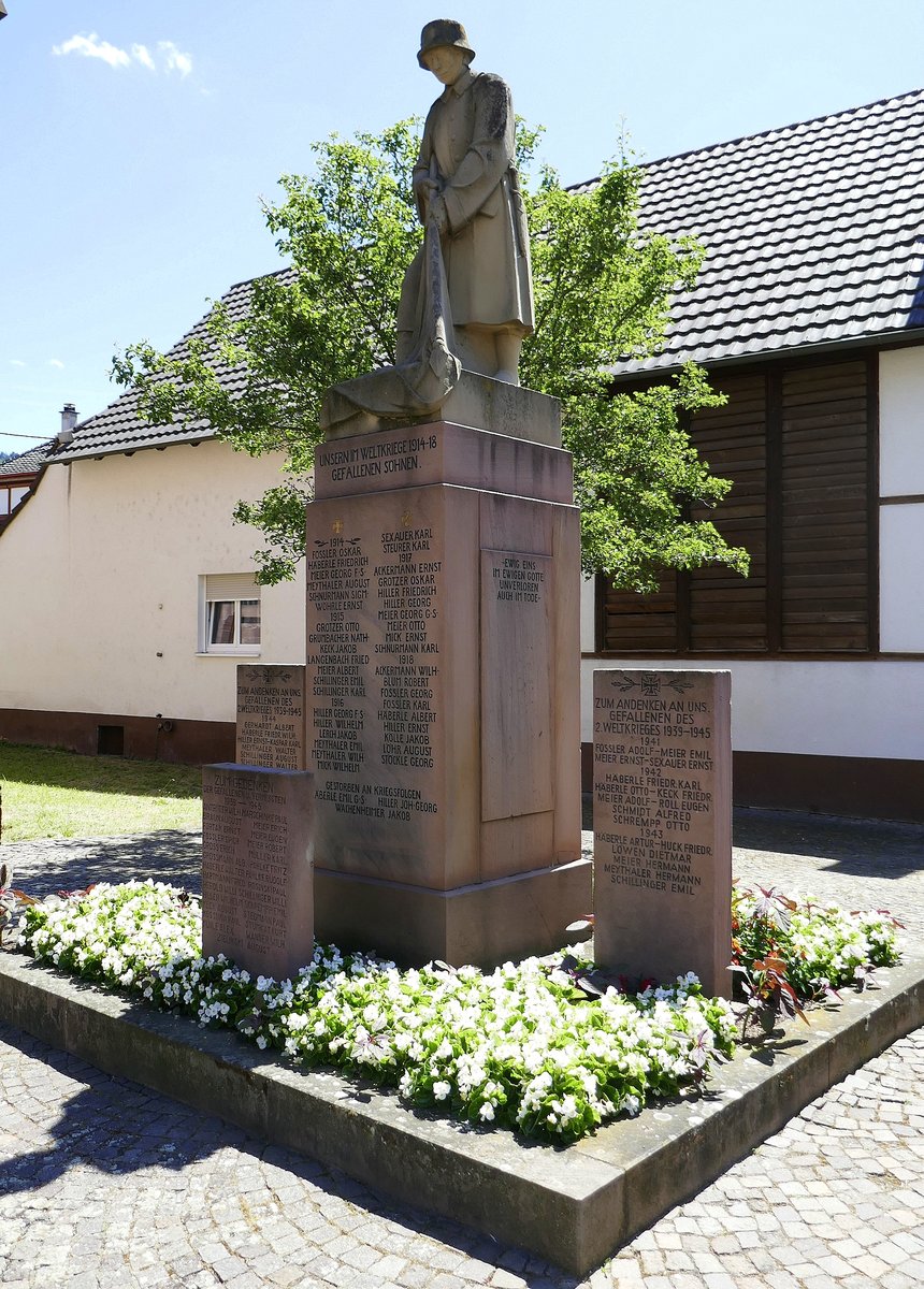 Schmieheim, Denkmal fr die Kriegsopfer im 1. und 2.Weltkrieg, neben der Markuskirche, Juli 2020