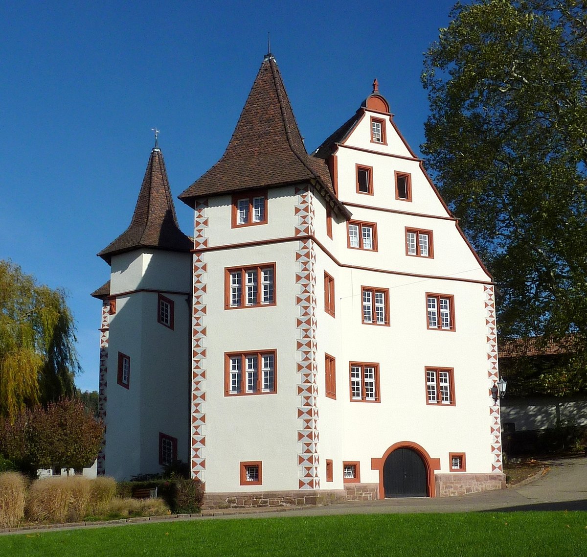 Schmieheim, OT von Kippenheim in der Ortenau, das 1606-09 im Renaissancestil erbaute Schlo, seit 1925 im Besitz der Gemeinde, steht unter Denkmalschutz, Okt.2012