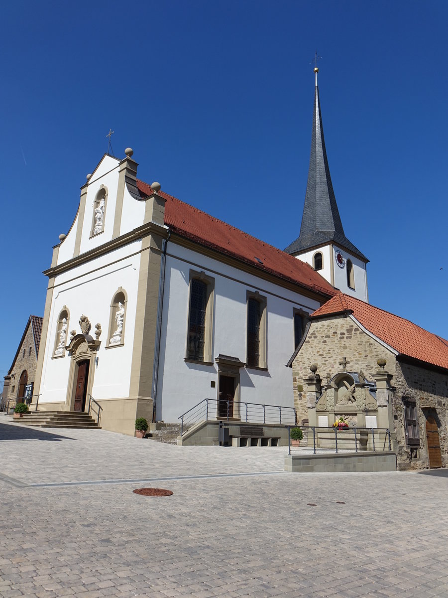 Schnackenwerth, kath. Pfarrkirche St. Andreas, Saalbau mit eingezogenem Chor und Chorturm mit Spitzhelm, Turm erbaut 1612, Langhaus erbaut von 1749 bis 1751 durch Johann Mller (27.05.2017)