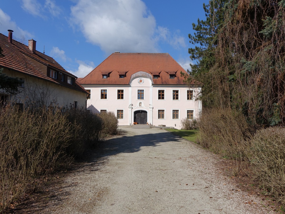 Schnaittenbach, Hammerschlo im Ortsteil Holzhammer, erbaut Mitte des 18. Jahrhundert, verputzter Massivbau mit Walmdach (06.04.2015)
