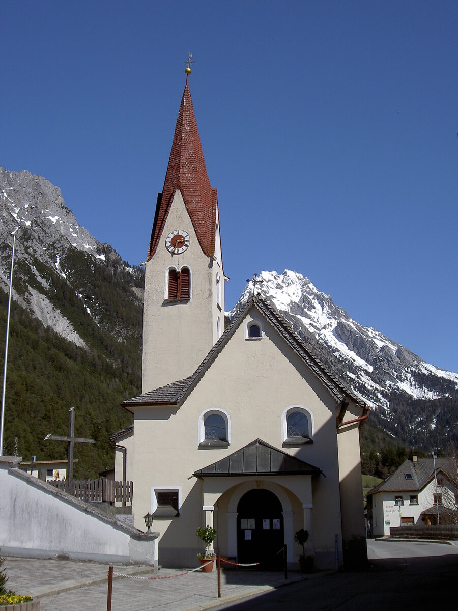 Schnann, Pfarrkirche St. Rochus, erbaut 1633, erweitert 1927 durch den Architekten Karl Paulmichl (14.04.2013)