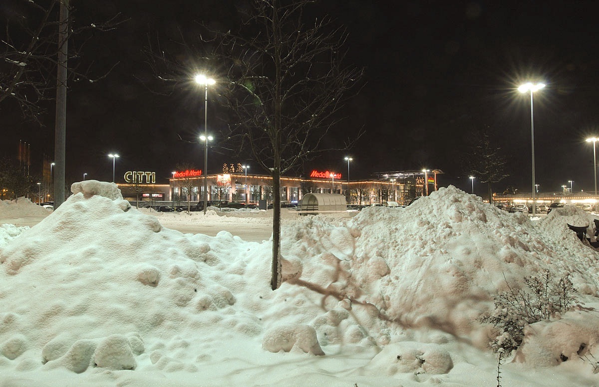 Schnee am Citti-Mark in Flensburg. Nachtaufnahme: Dezember 2010.