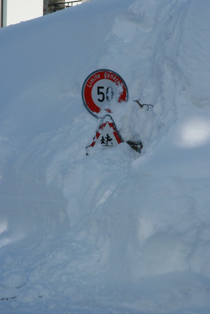 Schneechaos an der Alpensdseite. Anhand der Verkehrsschilder sieht man die Ausmae der extremen Schneeflle der letzten Wochen. Zur Erkennung wurden sie teilweise freigelegt; San Bernardino, 09.02.2014