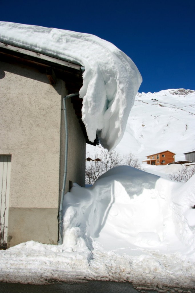 Schneeverwehungen an einer Gebudeseite in Hinterrhein; 09.02.2014