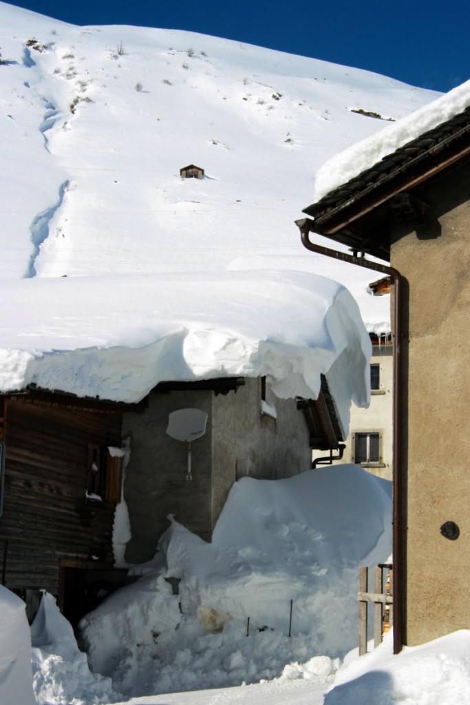 Schneewehen an einem Haus in Hinterrhein, 09.02.2014