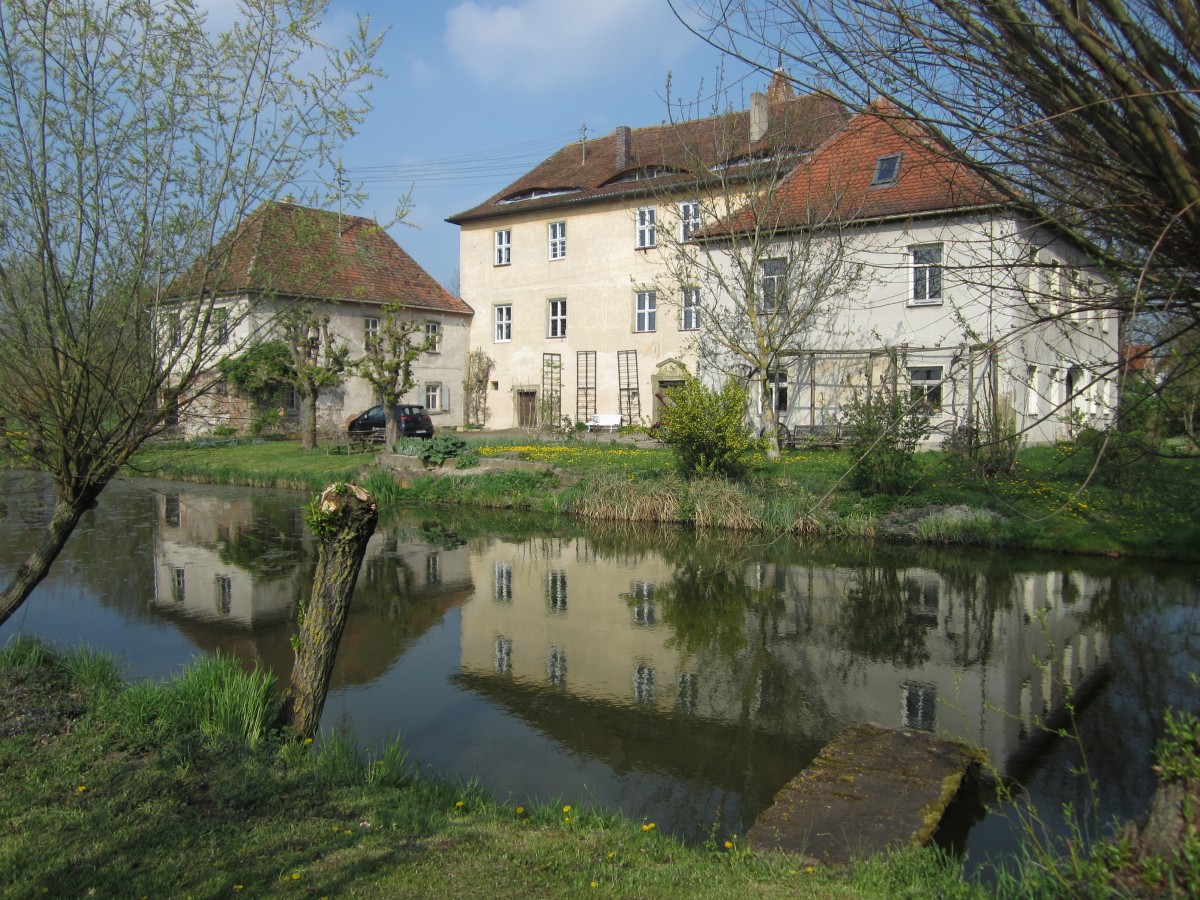 Schnodsenbach, ehem. Schloss, Walmdachbau aus dem 15. Jahrhundert, Flgelbauten aus dem 18. Jahrhundert (13.04.2014)