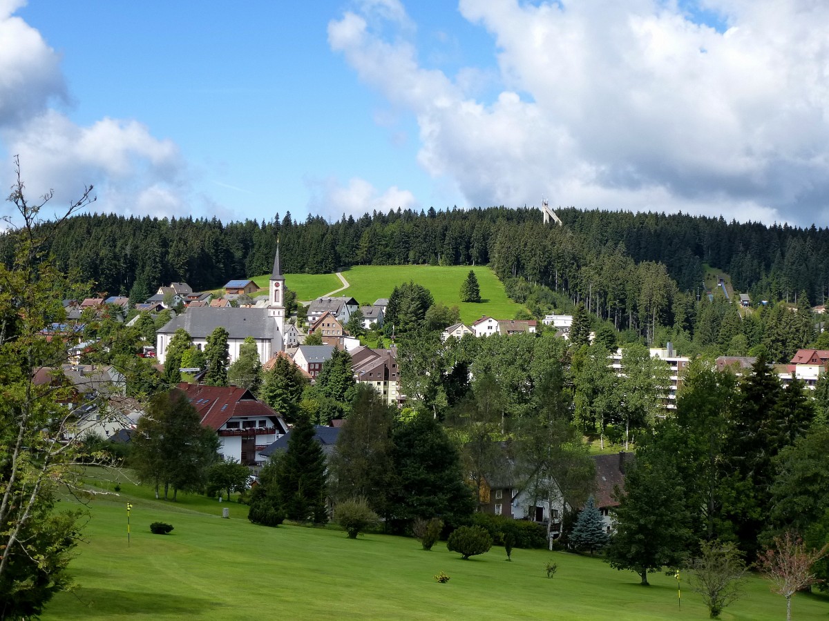 Schnwald im Schwarzwald, Blick auf den Heilklimatischen Kurort im mittleren Schwarzwald, gehrt mit etwa 1000m Hhenlage zu den hchstgelegenen geschlossenen Ortschaften in Deutschland, Aug.2014