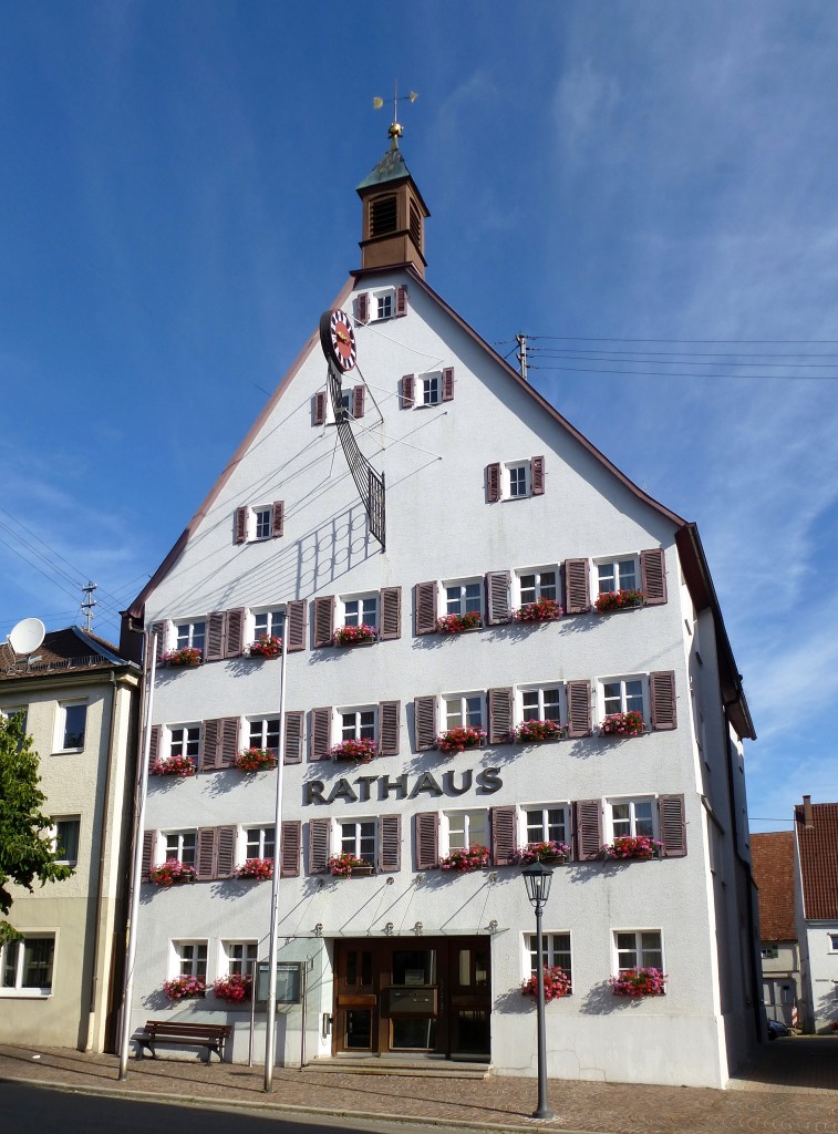 Schmberg, das Rathaus der ca.4600 Einwohner zhlenden Gemeinde auf der Schwbischen Alb, Juli 2015