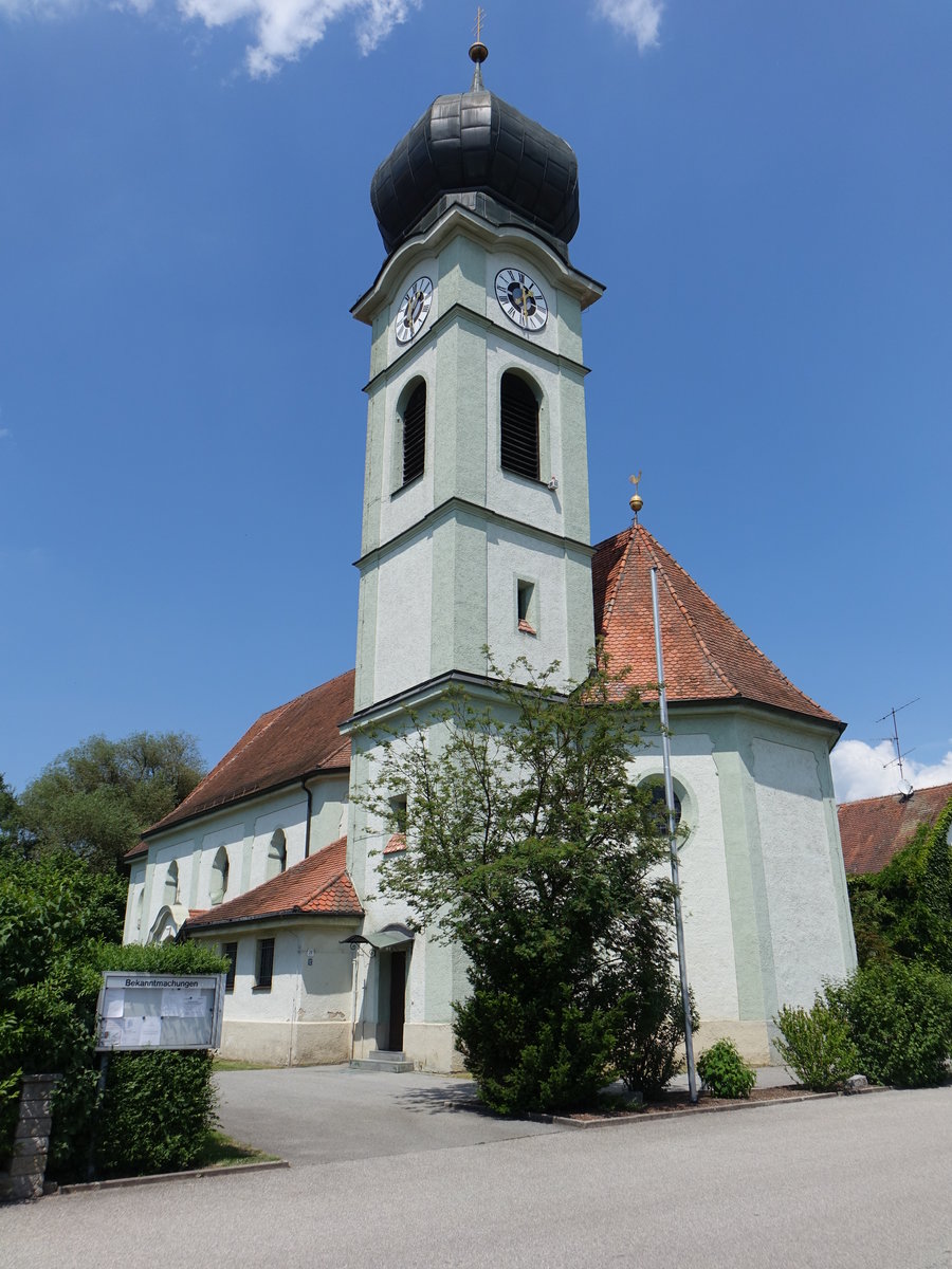 Schnach, neubarocke kath. Pfarrkirche Maria Rosenkranzknigin, Saalbau mit eingezogenem Chor, Flankenturm mit Zwiebelhaube, erbaut von 1921 bis 1922 (02.06.2017)