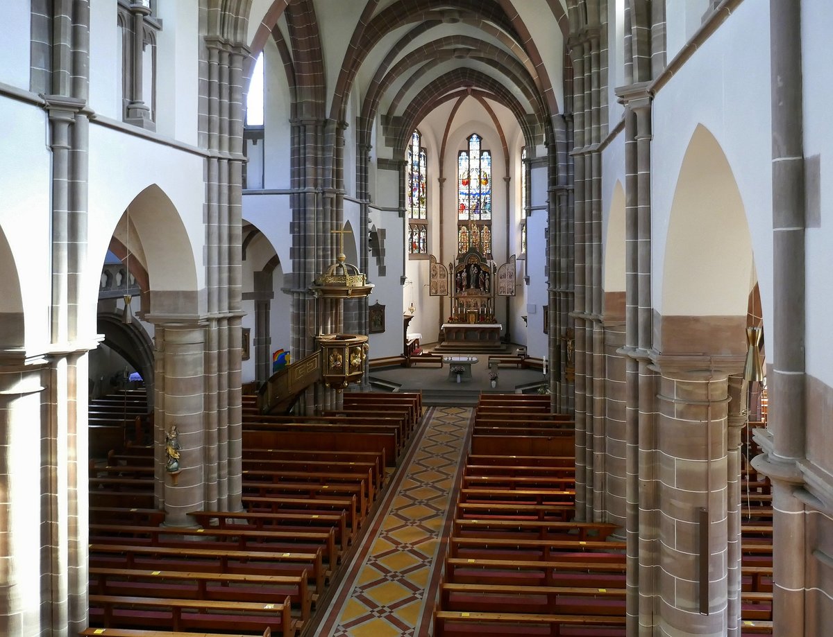 Schnau i.W., Blick von der Orgelempore zum Altar in der kath. Pfarrkirche, Juli 2020
