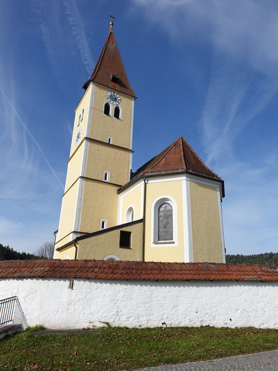 Schnau, kath. Pfarrkirche Hl. Kreuz, Saalkirche mit Satteldach und eingezogenem, fnfseitig geschlossenem Chor, erbaut im 18. Jahrhundert (04.11.2017)