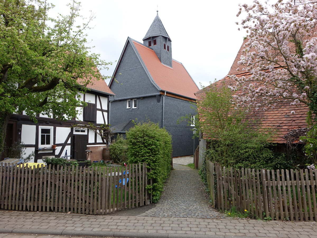 Schnbach, evangelische Kirche, erbaut im 15. Jahrhundert (01.05.2022)