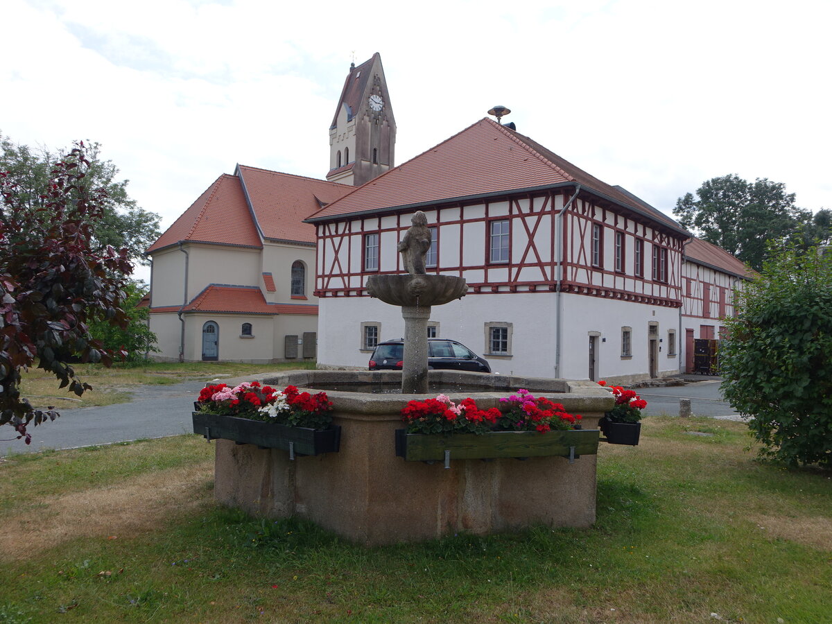 Schnberg am Kapellenberg, Brunnen, Pfarrhaus und evangelische St. Marien Kirche (22.07.2023)