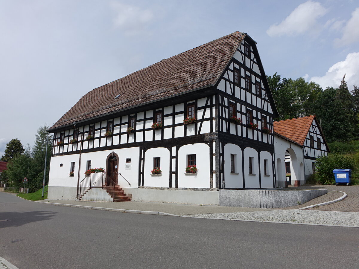 Schnberg, Fachwerk Rathaus an der Hauptstrae (13.08.2023)
