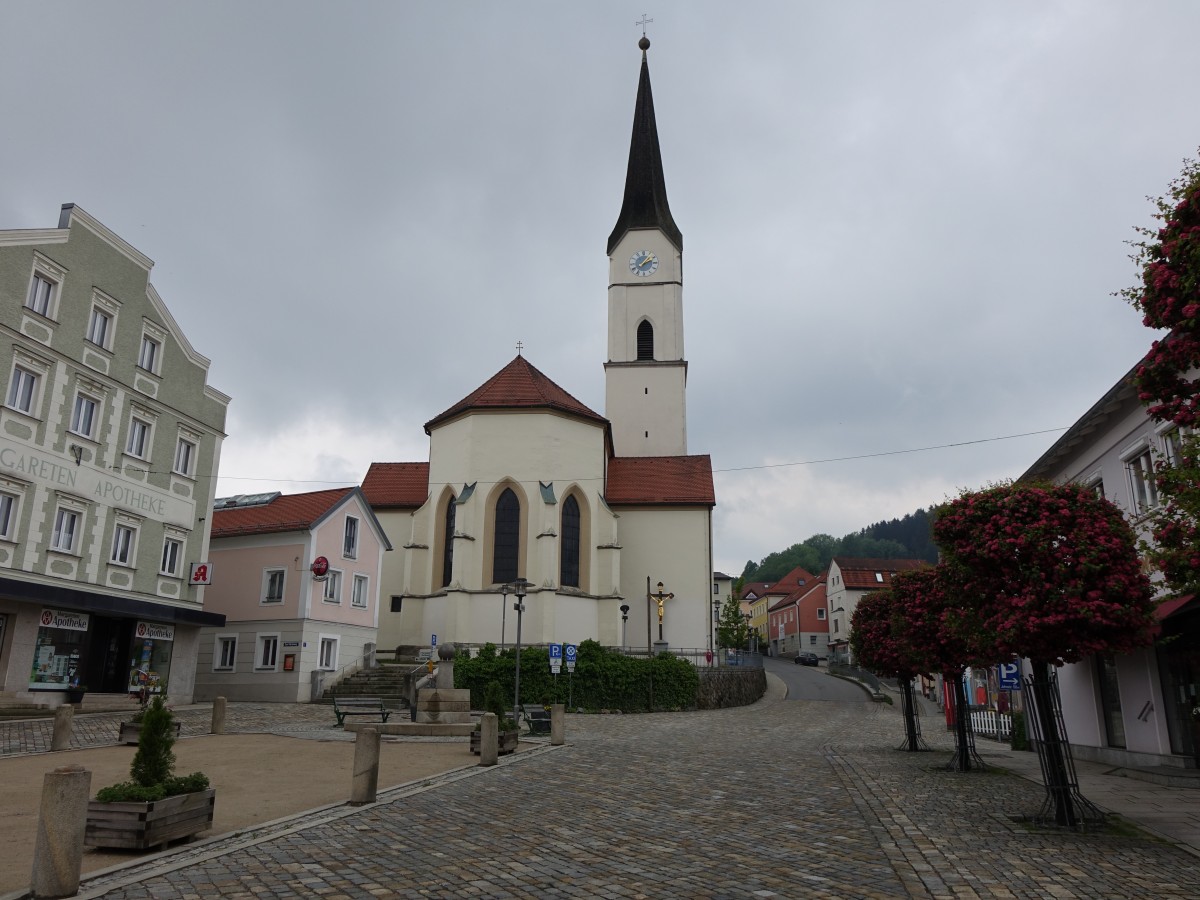 Schnberg, neugotische Stadtpfarrkirche St. Margaretha, erbaut ab 1594, Wiederaufbau von 1836 bis 1838 durch Architekt Karl von Montigny (24.05.2015)
