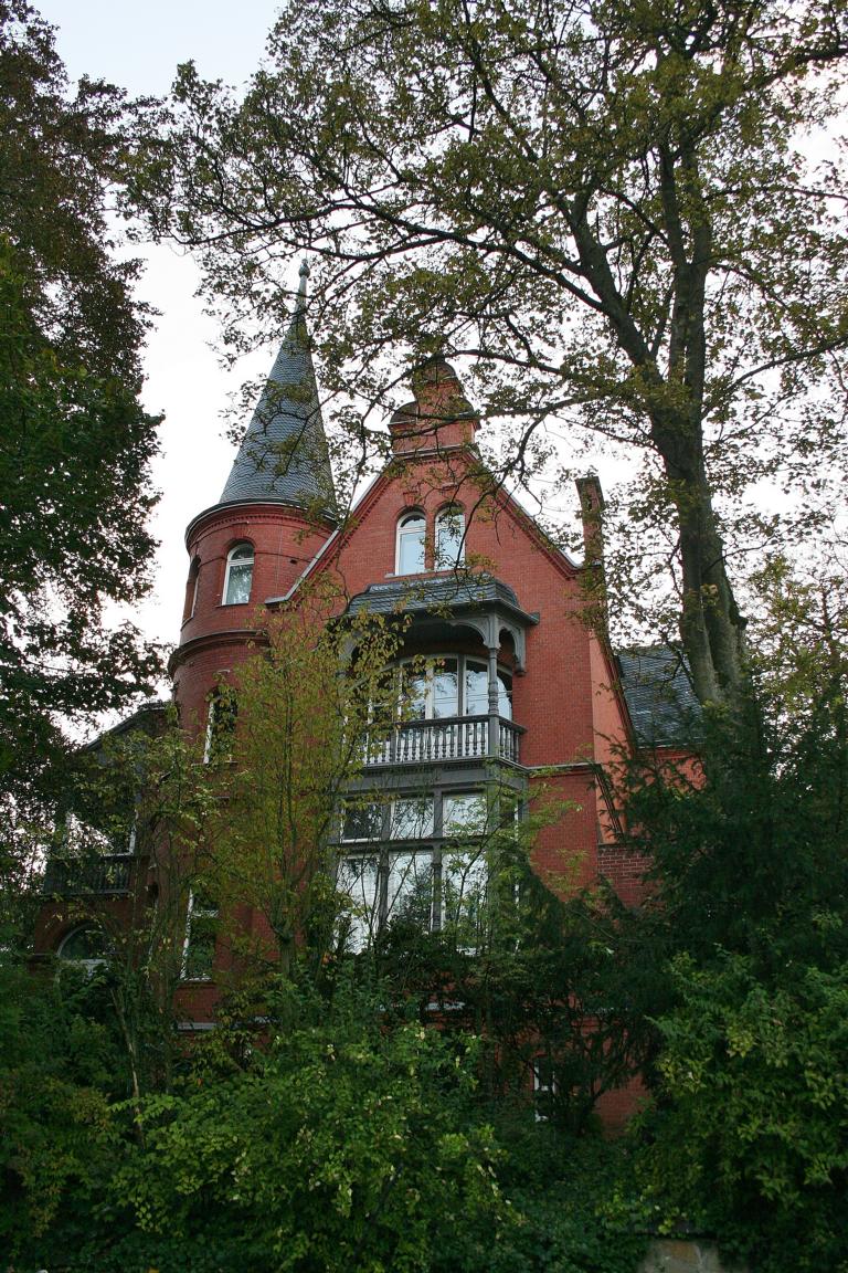 Schne alte Backstein-Villa an der Sadowastrae im Briller-Viertel von Wuppertal.

Das grte zusammenhngende Villen-Viertel Deutschlands, das Briller-Viertel in Wuppertal, lockt mit fast 300 dieser Prachtexemplare, auf die Hhenzge nah der Innenstadt und der kleinen aber feinen  Altstadt , dem Luisenviertel, das sich mit den umliegenden, riesigen Bestnden an Grnderzeit- und Jugendstilbauten z.B. auf dem lberg, immer mehr zum Kreuzberg NRW's und dem kreativen Kietz schlechthin entwickelt. Eine der dortigen Villen, ist die als  Galerie Parnass  in der Kunstwelt legendre und berhmte Villa Jaehrling, in der, wie es die FAZ beschrieb, 1963 eine der Schlsselausstellungen des 20 Jahrhunderts mit Joseph Beuys, Bazon Brock, Charlotte Moorman, Nam June Paik, Eckart Rahn, Tomas Schmit und Wolf Vostell stattfand. Das Happening war der Kristallisations-Punkt der Fluxus-Bewegung in Deutschland. Ferner wohnten unter anderem die Dichterin Else-Lasker-Schler, Bayer und IG-Farben-Chef Carl Duisberg und Johannes Rau im Briller-Viertel. 03.10.2011