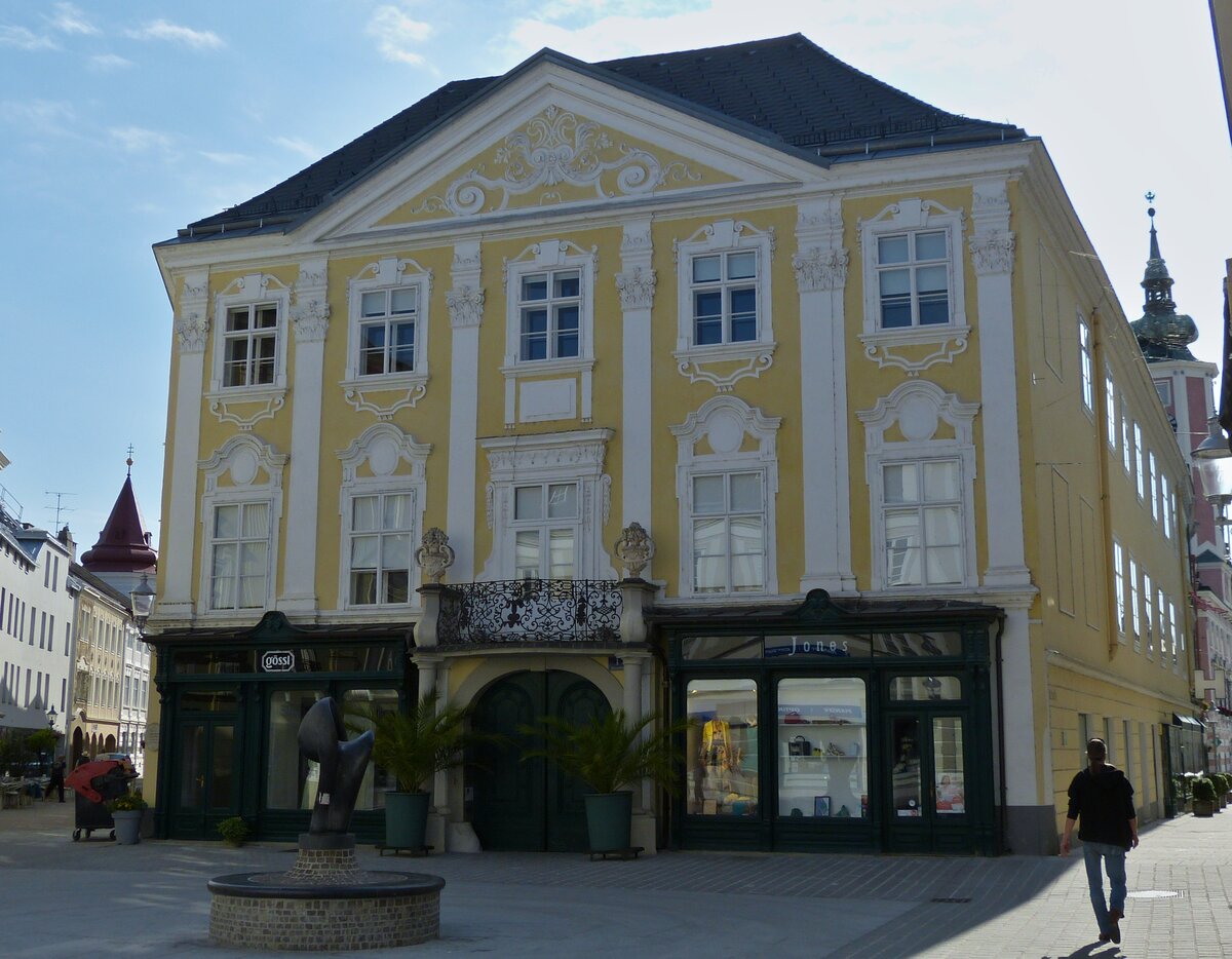 Schne verzierte Fassade an einem Gebude am Riemerplatz in St. Plten. 03.06.2023