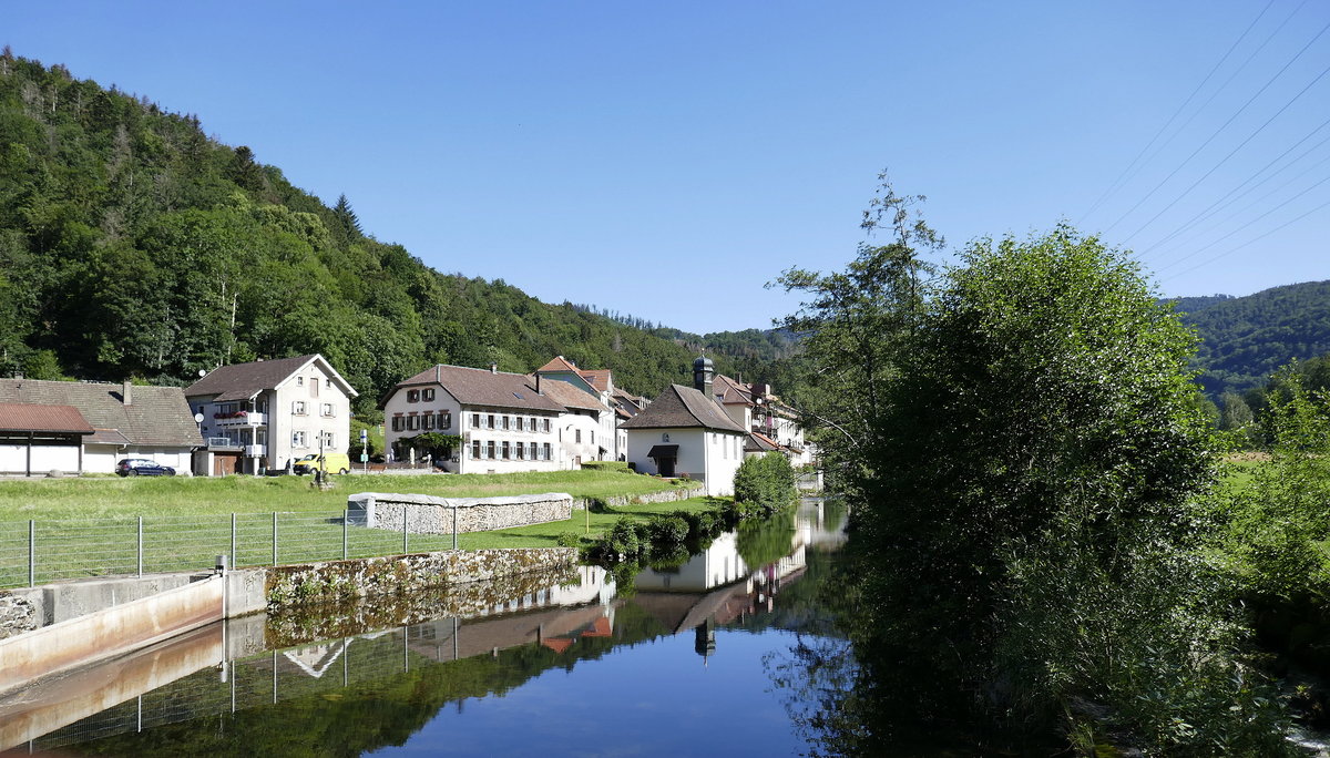 Schnenbuchen, OT von Schnau im Schwarzwald, Blick auf den Ort im Wiesental, Juli 2020