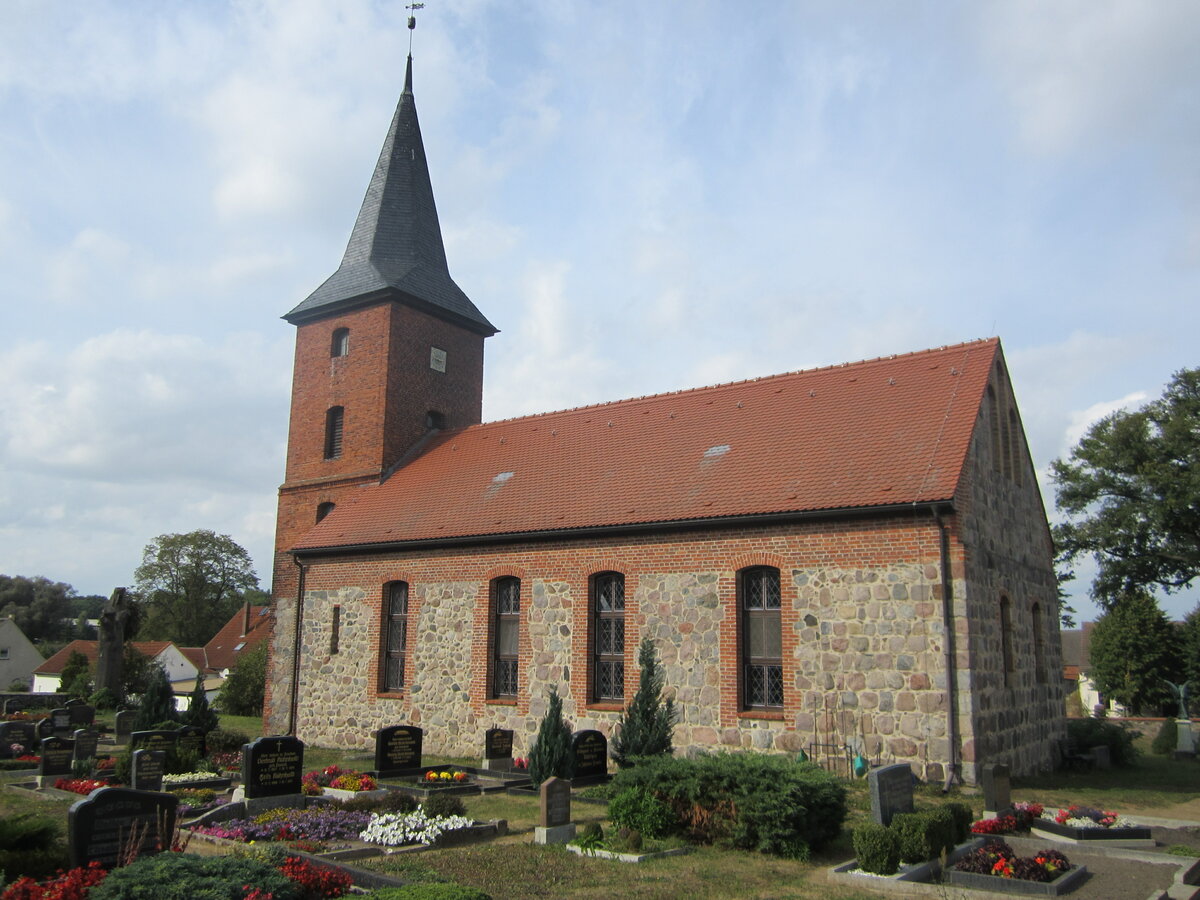 Schnermark, evangelische Pfarrkirche, Feldsteinkirche aus dem 13. Jahrhundert, verlngert 1725, Neuaufbau 1852 (18.09.2012)
