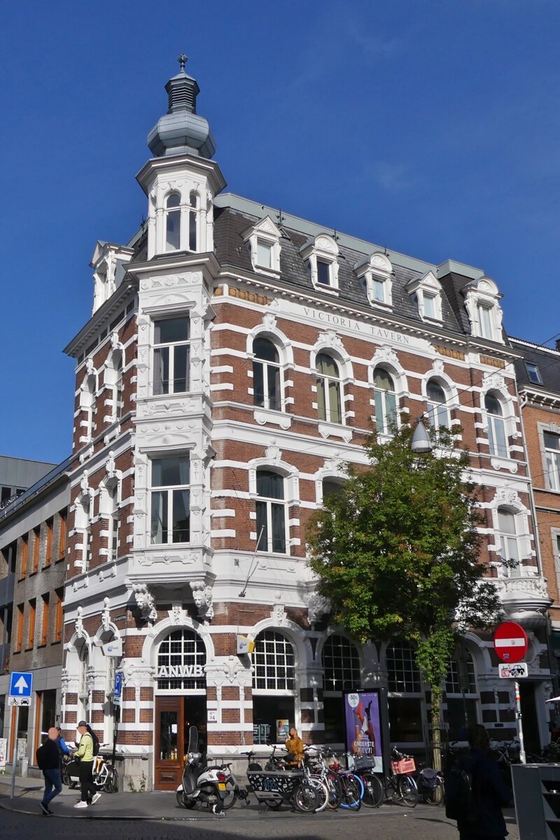 Schnes Eckgebude im Stadtteil Wyck in Maastricht, hier ist die Geschftsstelle des ANWB (ADAC) untergebracht. 10.2023 