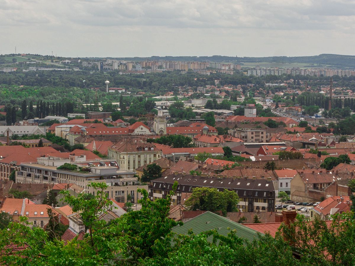 Schnes Panoramasicht auf die Stadt von dem Havihegy. Foto: Mai 2016.