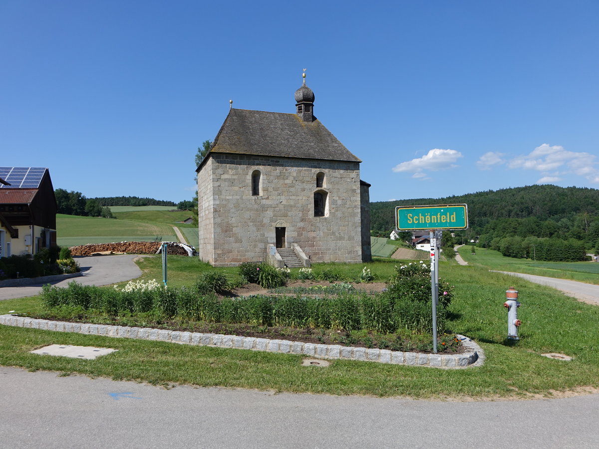 Schnfeld, kath. Burgkapelle St. gidius, Saalbau mit eingezogenem Chor und Walmdach, erbaut 1160, Dachreiter 18. Jahrhundert (02.06.2017)