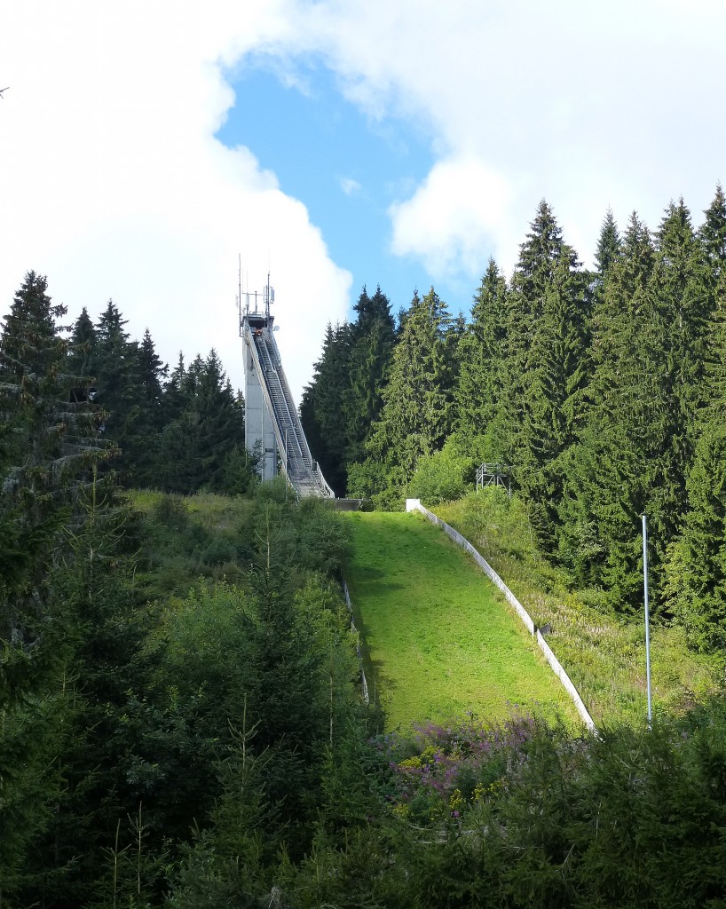 Schnwald im Schwarzwald, die Adler-Schanze von 1967, der Schanzenrekord steht bei 93,5m, Aug.2014